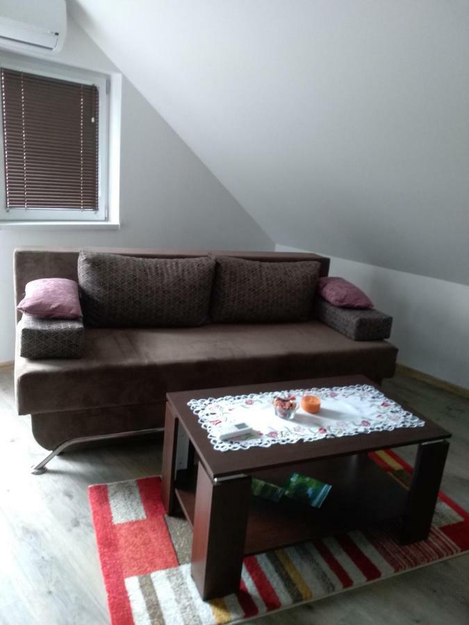 Ferienwohnung Apartman Nina Licko Petrovo Selo Exterior foto